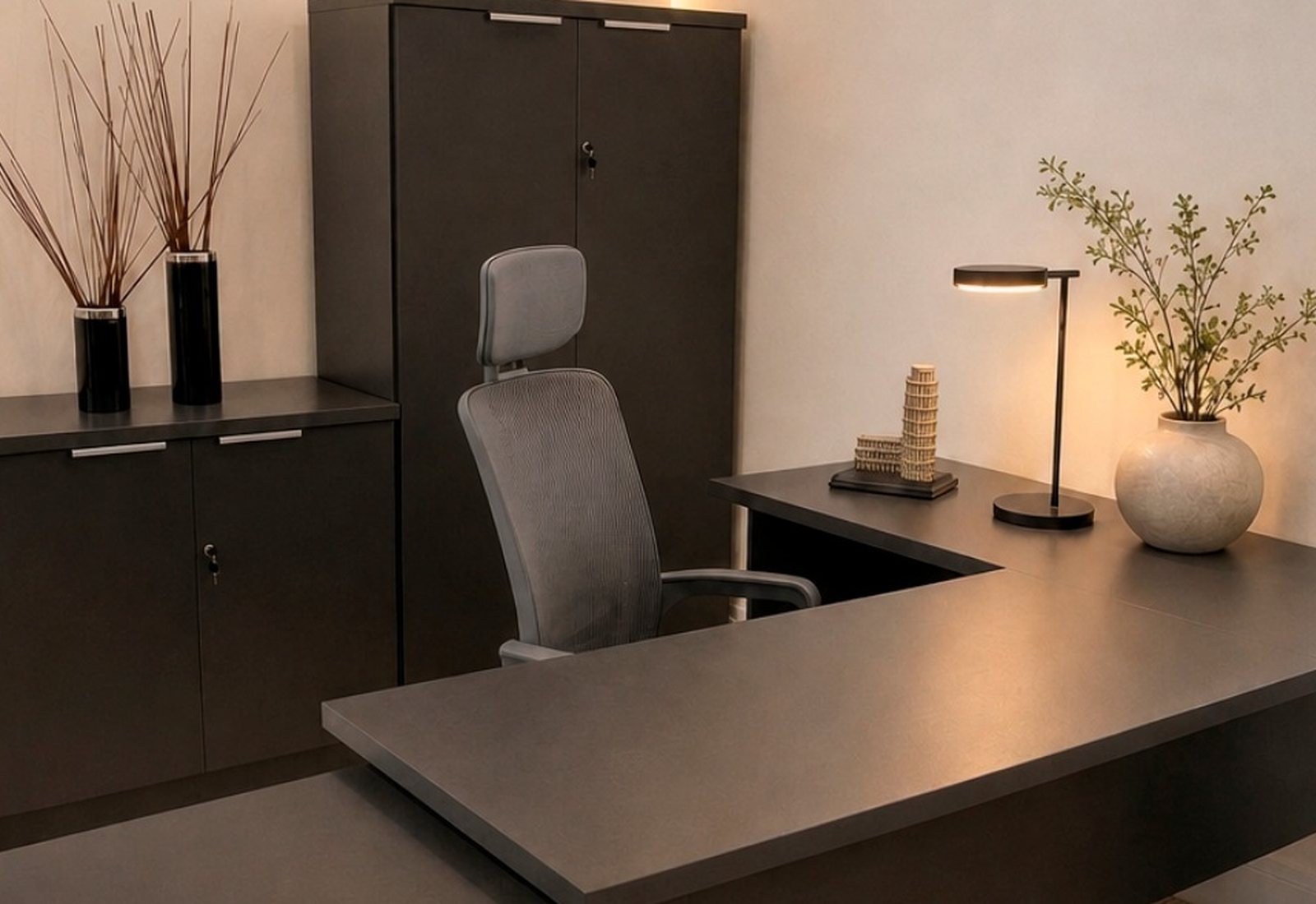 Escritório corporativo montado com mesa em L, armário e gaveteiro Form Style